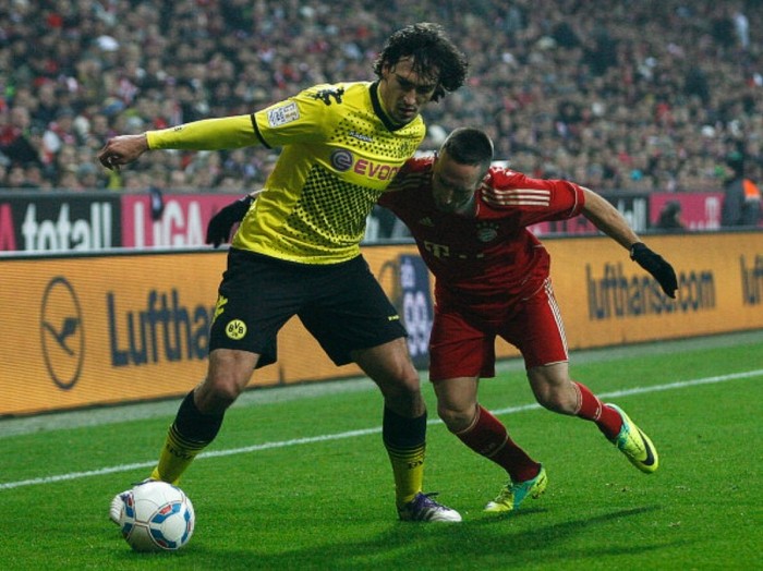 CV của Mats Hummels trong năm 2012 rất ấn tượng. Bạn sẽ phải giật mình khi biết rằng trong mùa giải 2011/12, Hummels chơi 34 trận và trong đó Dortmund giữ sạch lưới 15 trận, và chỉ có 2 trận mà nhà ĐKVĐ nước Đức để thua từ 2 bàn trở lên. Thậm chí ngay trong trận hòa 4-4 giữa Dortmund và Stuttgart ngày 30/3/2012, chính Hummels kiến tạo để Dortmund vượt lên dẫn 2-0 sau 49 phút thi đấu và tự mình gỡ hòa 3-3 sau khi Stuttgart lội ngược dòng 3-2.